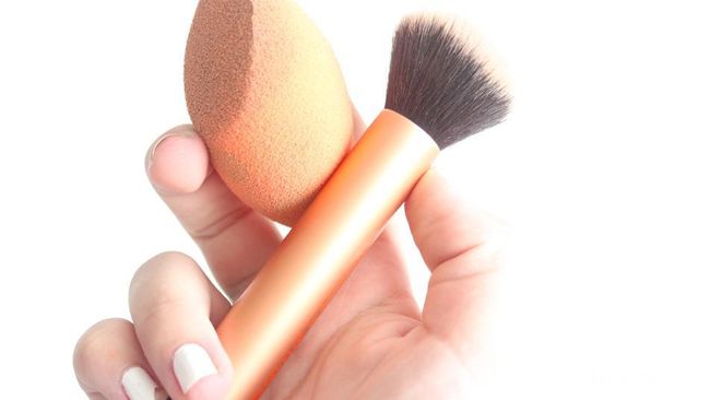 Panduan Pilih Sponge atau Brush Untuk Makeup