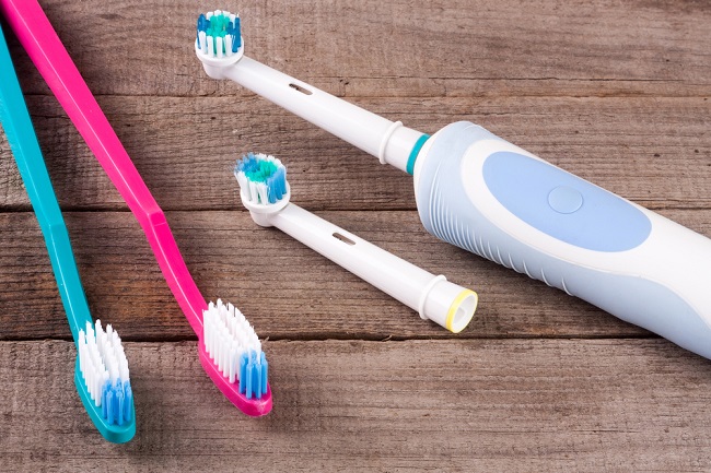Sikat Kayu vs Sikat Plastik: Mana Lebih Baik?